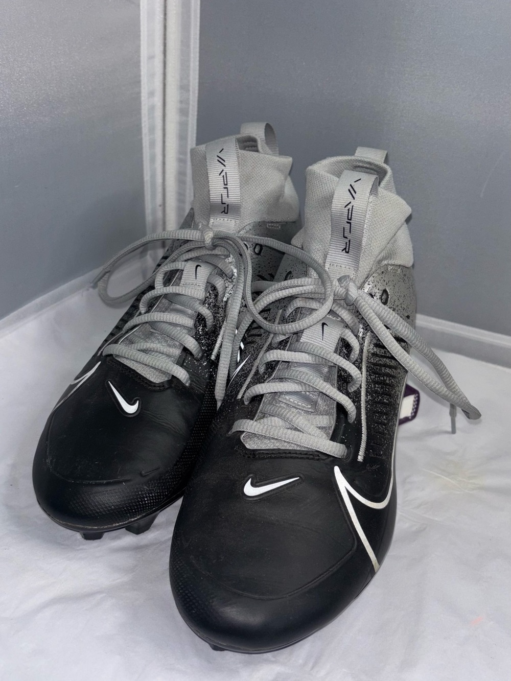 Nike Mens Black & Gray High-Top Athletic Cleats. 11